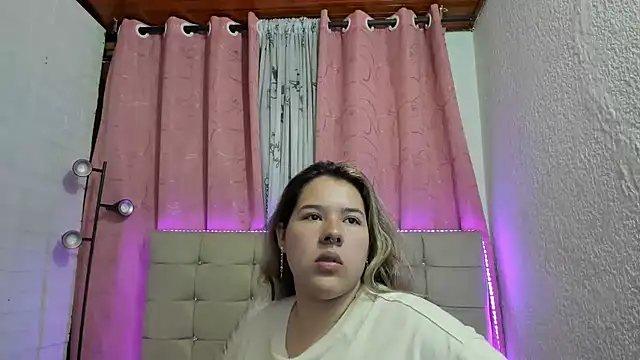 Snapshot of LinaBrowm chatting on March 20, 2025, 7:57 pm LinaBrowm online show from March 20, 2025, 7:57 pm