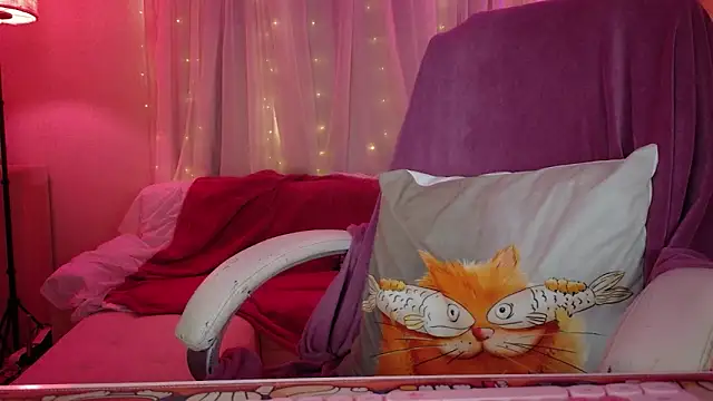 AllisonCatUwU online show from April 21, 2026, 3:29 pm