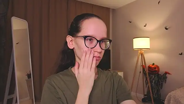 BettyBrowni online show from December 5, 2025, 4:05 pm