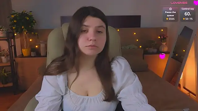 Viola  Shy online show from April 15, 2026, 8:31 pm