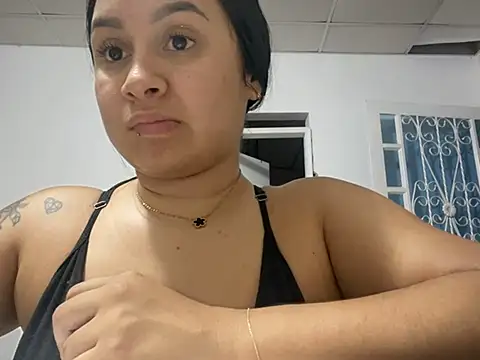 Snapshot of Pretty_Isadora chatting on February 18, 2025, 1:32 am Pretty Isadora online show from February 18, 2025, 1:32 am