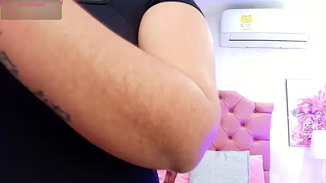 Snapshot of ThyaraJhons chatting on November 4, 2025, 11:58 am ThyaraJhons online show from November 4, 2025, 11:58 am