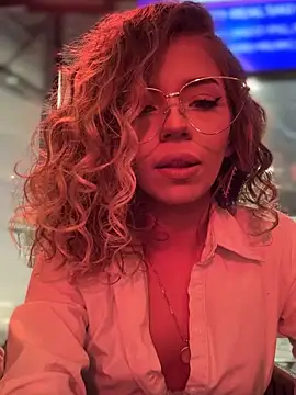 Snapshot of maddisonblush chatting on February 11, 2025, 5:29 pm maddisonblush online show from February 11, 2025, 5:29 pm