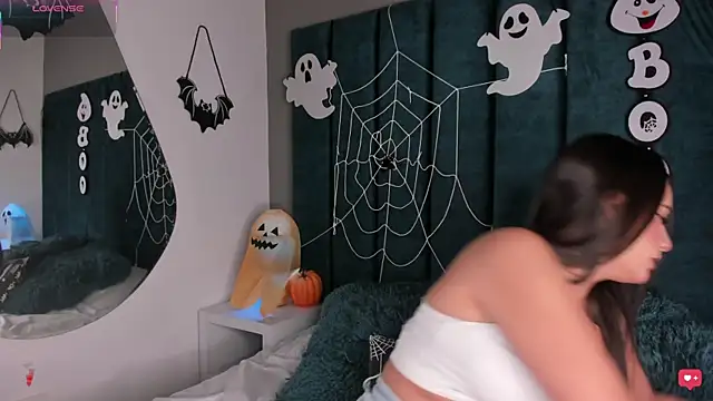 IsabellaGrey19 online show from November 4, 2025, 7:39 pm