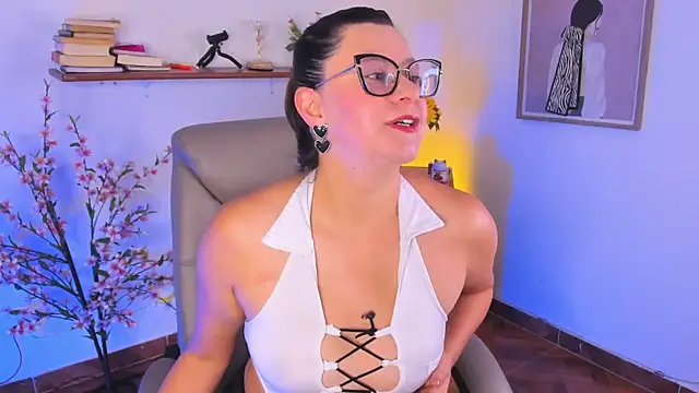 Chanelll Taylorr  online show from May 28, 2026, 1:06 pm