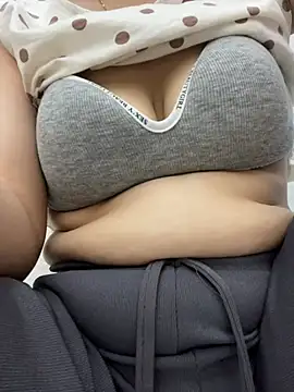 Milk Mom99 online show from May 17, 2026, 11:05 pm