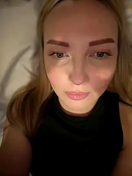 Snapshot of Aleksandrakis chatting on November 18, 2025, 8:56 pm Aleksandrakis online show from November 18, 2025, 8:56 pm