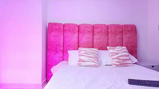 Snapshot of kendal_rossi chatting on November 6, 2025, 12:09 pm kendal rossi online show from November 6, 2025, 12:09 pm