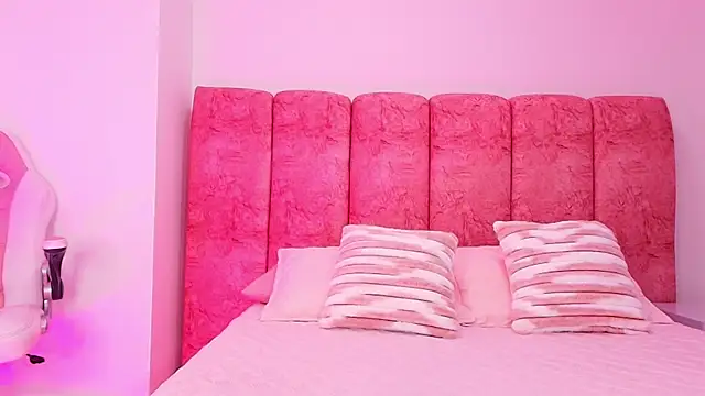 Snapshot of kendal_rossi chatting on November 7, 2025, 12:10 pm kendal rossi online show from November 7, 2025, 12:10 pm