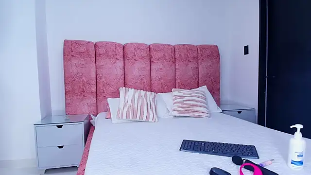 Snapshot of kendal_rossi chatting on November 28, 2025, 12:16 pm kendal rossi online show from November 28, 2025, 12:16 pm