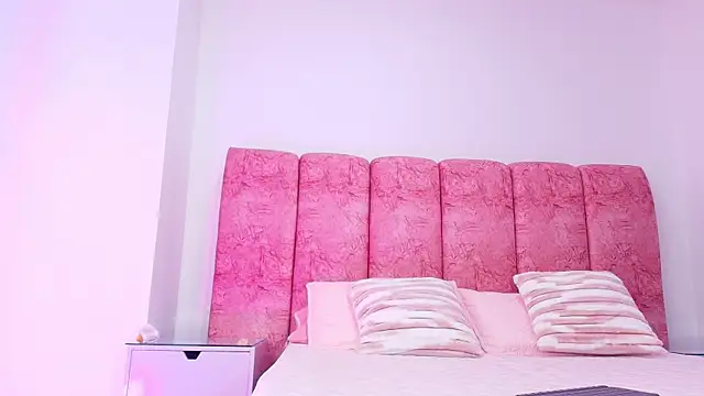 Snapshot of kendal_rossi chatting on November 24, 2025, 12:05 pm kendal rossi online show from November 24, 2025, 12:05 pm