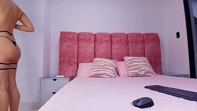 Snapshot of kendal_rossi chatting on December 15, 2025, 12:00 pm kendal rossi online show from December 15, 2025, 12:00 pm