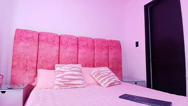 Snapshot of kendal_rossi chatting on November 27, 2025, 12:05 pm kendal rossi online show from November 27, 2025, 12:05 pm