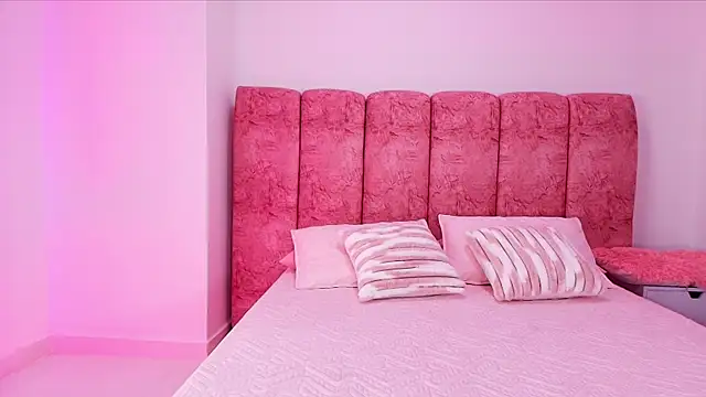 Snapshot of kendal_rossi chatting on November 9, 2025, 12:20 pm kendal rossi online show from November 9, 2025, 12:20 pm