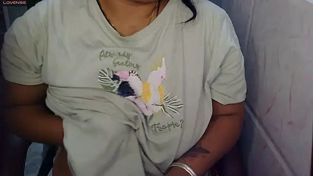 Snapshot of Gulaboo_bhabi chatting on December 5, 2025, 12:54 am Gulaboo bhabi online show from December 5, 2025, 12:54 am