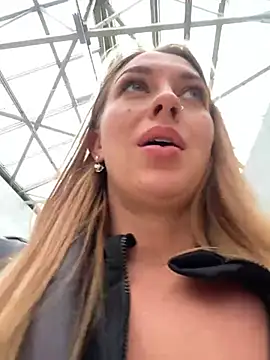 Snapshot of Sweet___Emily chatting on March 10, 2025, 1:32 pm Sweet Emily online show from March 10, 2025, 1:32 pm