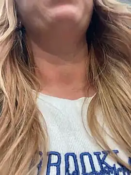 Snapshot of Sweet___Emily chatting on January 17, 2025, 8:33 pm Sweet Emily online show from January 17, 2025, 8:33 pm