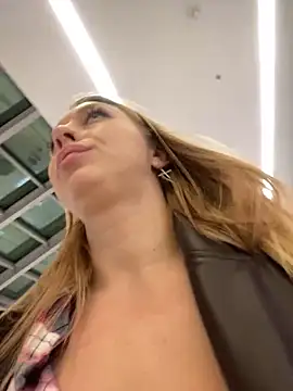 Snapshot of Sweet___Emily chatting on February 16, 2025, 5:59 pm Sweet Emily online show from February 16, 2025, 5:59 pm