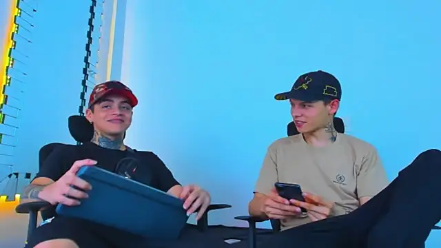 HOT boy2025 online show from December 17, 2025, 4:56 pm