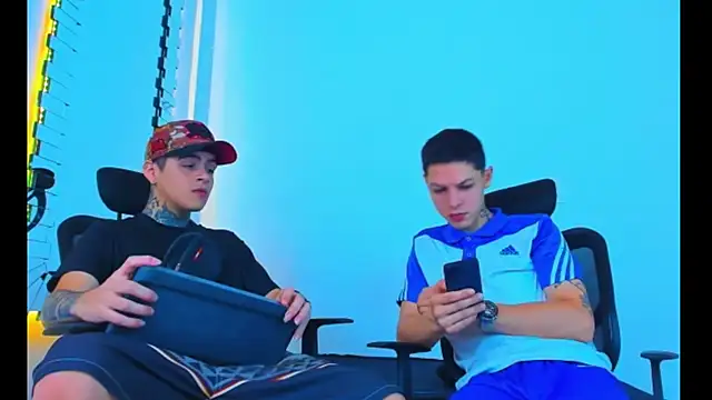 HOT boy2025 online show from November 27, 2025, 2:12 am