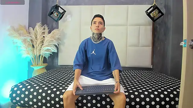 Tinny and Candy online show from October 23, 2025, 12:04 pm