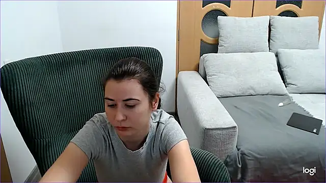 VioletaFlower7 online show from November 16, 2025, 9:03 am