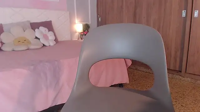 Snapshot of OraLarson chatting on September 22, 2025, 11:49 am OraLarson online show from September 22, 2025, 11:49 am