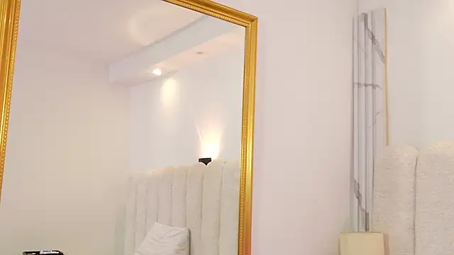 Juliabadlee online show from November 3, 2025, 7:17 pm