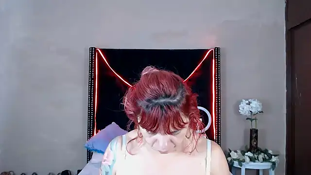 Snapshot of VioletaaaSlave chatting on February 4, 2026, 12:11 pm VioletaaaSlave online show from February 4, 2026, 12:11 pm