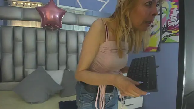 sophia ny online show from November 13, 2025, 3:27 pm