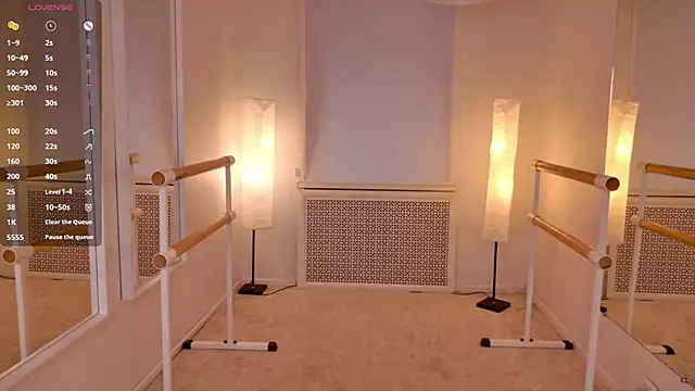 EmiliaDreams online show from October 6, 2025, 3:02 pm