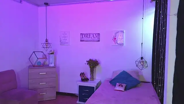 Snapshot of Violeta_dss chatting on December 3, 2025, 1:43 pm Violeta dss online show from December 3, 2025, 1:43 pm