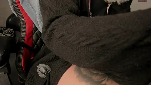 selene red  online show from November 14, 2025, 1:48 pm