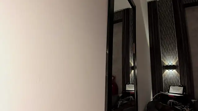 selene red  online show from December 5, 2025, 1:53 pm