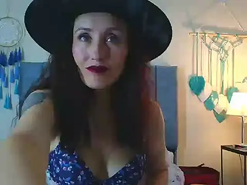 Snapshot of IberianMoonMK chatting on October 31, 2025, 5:20 pm IberianMoonMK online show from October 31, 2025, 5:20 pm