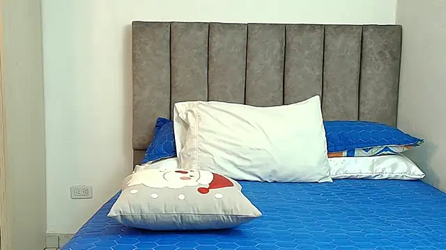 karina lewis  online show from December 16, 2025, 4:06 am