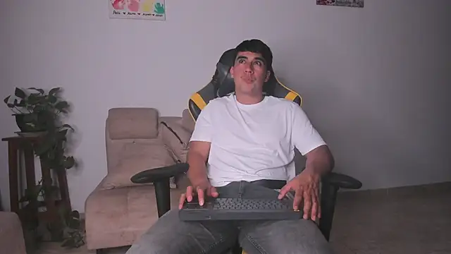 Snapshot of owengray2n chatting on May 24, 2026, 4:34 am owengray2n online show from May 24, 2026, 4:34 am