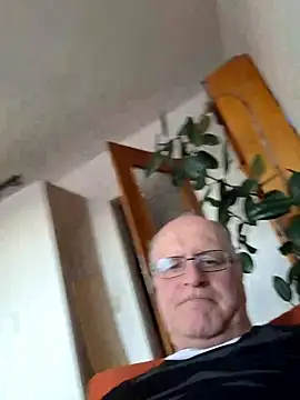 Milkasahne64 online show from February 9, 2026, 3:10 pm