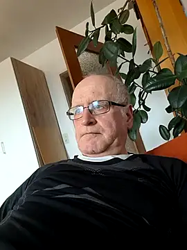 Milkasahne64 online show from February 15, 2026, 1:54 pm