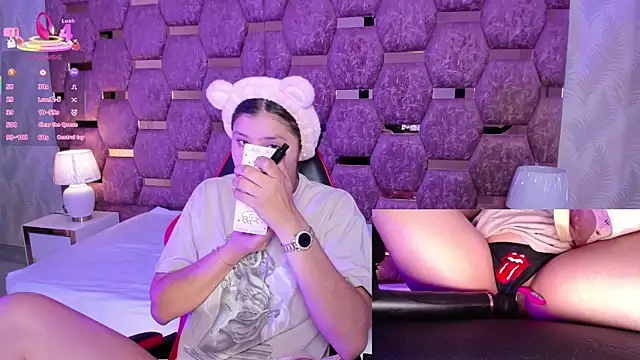 Snapshot of Trianna__ chatting on November 22, 2025, 2:27 pm Trianna online show from November 22, 2025, 2:27 pm