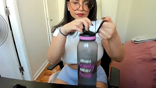 Snapshot of cinnamon_rosa chatting on February 5, 2025, 9:18 pm cinnamon rosa online show from February 5, 2025, 9:18 pm