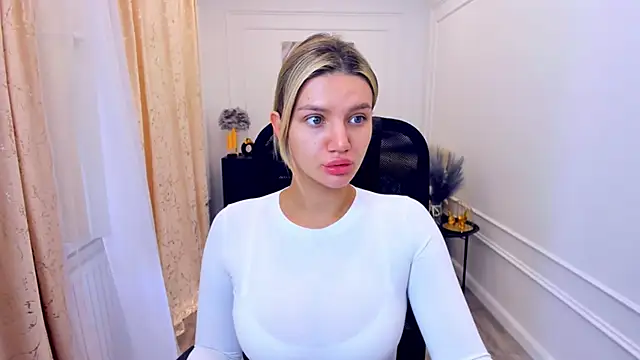 SelenaeMoore online show from June 5, 2026, 3:44 am