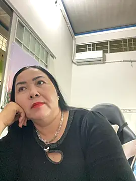 Snapshot of NDith chatting on November 13, 2025, 9:02 am NDith online show from November 13, 2025, 9:02 am