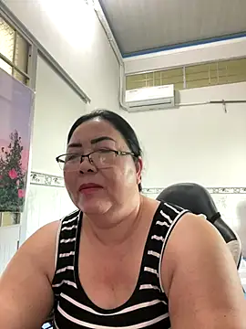 Snapshot of NDith chatting on October 31, 2025, 8:00 am NDith online show from October 31, 2025, 8:00 am