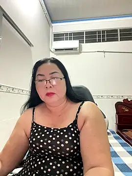 Snapshot of NDith chatting on November 17, 2025, 1:04 pm NDith online show from November 17, 2025, 1:04 pm