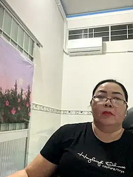 Snapshot of NDith chatting on November 24, 2025, 11:21 am NDith online show from November 24, 2025, 11:21 am