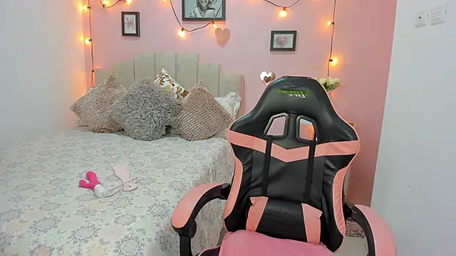 Snapshot of emilyharrix chatting on November 2, 2025, 7:08 pm emilyharrix online show from November 2, 2025, 7:08 pm