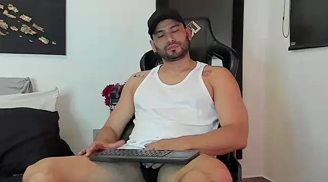 Snapshot of Dereck_vega chatting on March 6, 2025, 9:42 pm Dereck vega online show from March 6, 2025, 9:42 pm