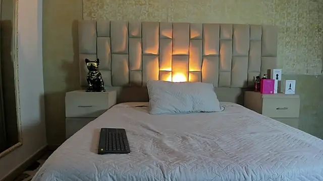 EmmaTorres  online show from November 16, 2025, 8:02 pm