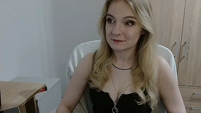 AlmaHoney online show from May 25, 2026, 8:07 pm